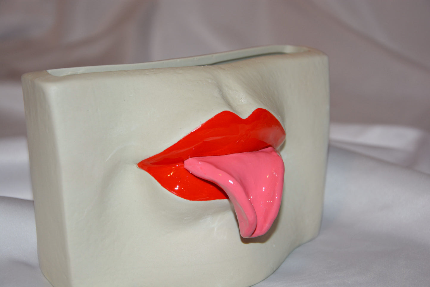 CERAMIC TONGUE OUT VASE