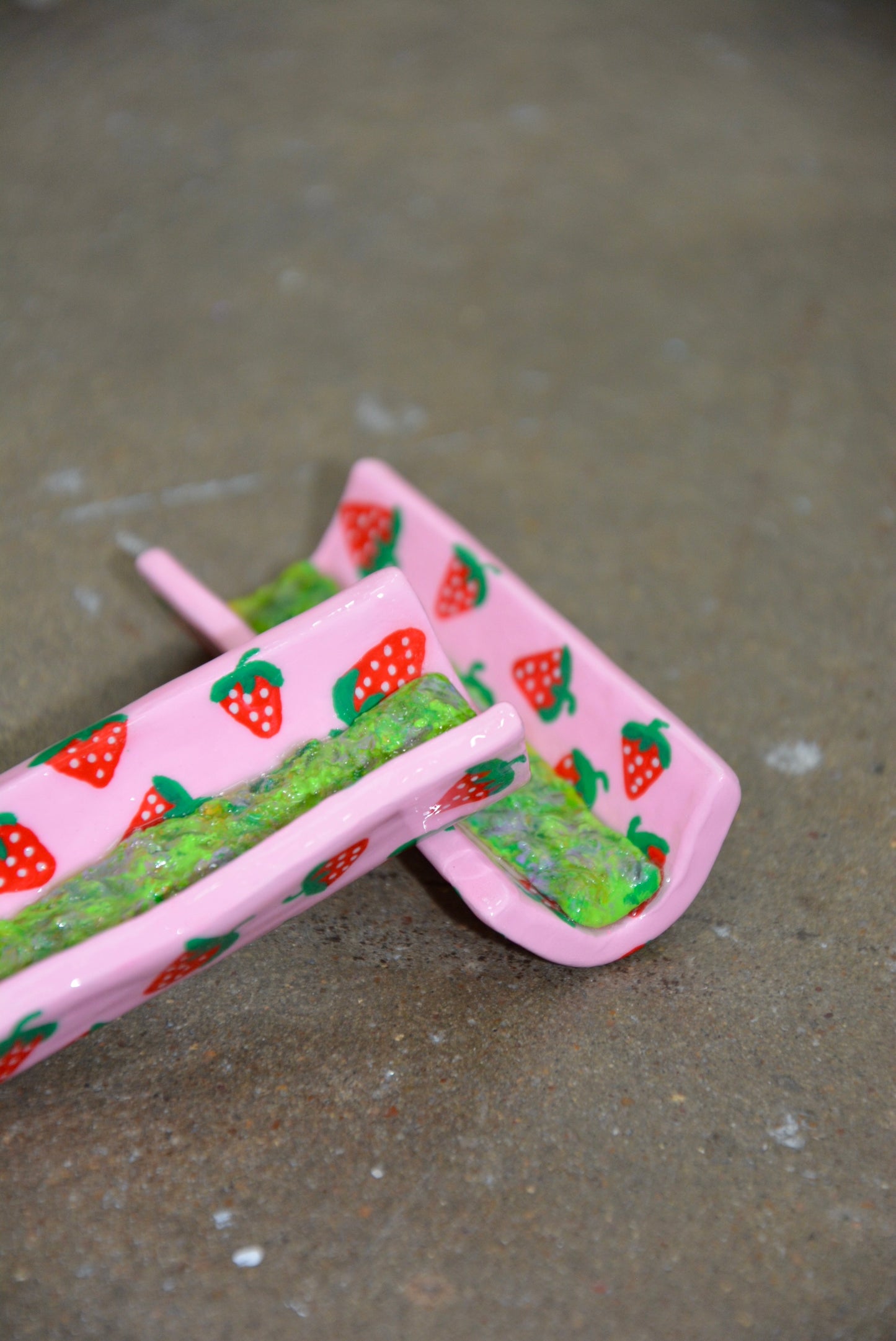 CERAMIC STRAWBERRY FIELDS “JOINT”