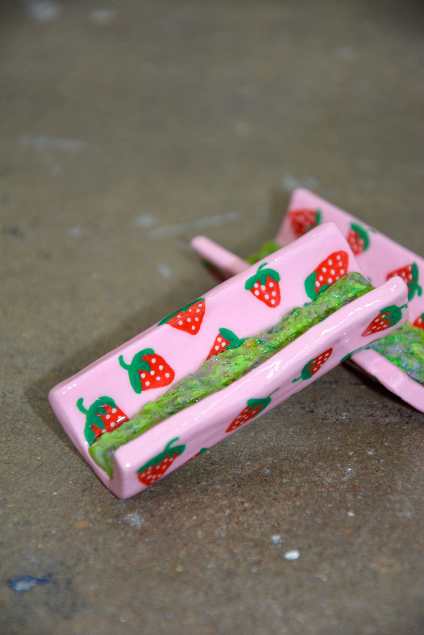 CERAMIC STRAWBERRY FIELDS “JOINT”